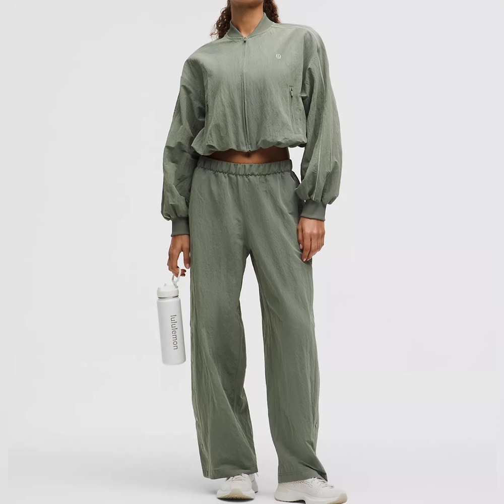 Lululemon Crinkle Nylon Mid-Rise Track Pant
Wordmark